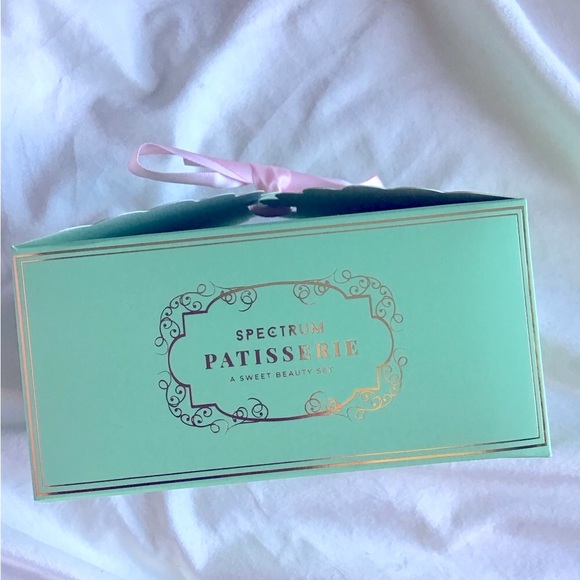 Patisserie Spectrum Limited box with 5 pastel brushes and macaron shaped sponges - Picture 4 of 5